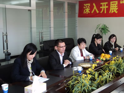 上海滬工閥門廠董事長楊猛向司法局
工商聯(lián)領(lǐng)導(dǎo)匯報企業(yè)當(dāng)前情況