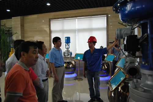 華亭鎮人大代表主席沈陽同志在上海滬工閥門廠產品展廳參觀