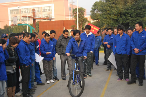 上海滬工閥門廠第二屆職工運(yùn)動會自行車慢騎比賽(圖6)