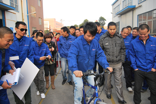 上海滬工閥門廠第二屆職工運(yùn)動會自行車慢騎比賽(圖7)