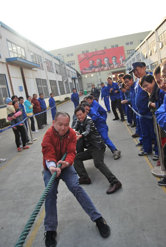 上海滬工閥門廠第二屆職工運(yùn)動會男子拔河比賽(圖18)