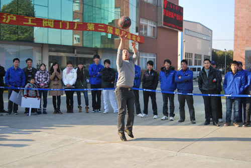 上海滬工閥門廠第二屆職工運(yùn)動會男子定點(diǎn)投籃比賽(圖15)