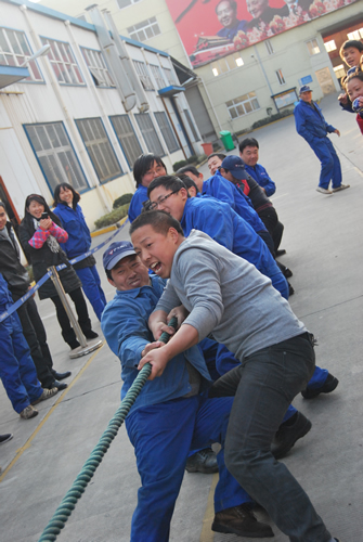 上海滬工閥門廠第二屆職工運(yùn)動會男子拔河比賽(圖17)