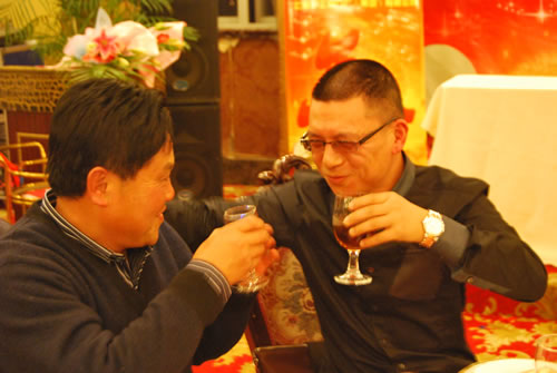 滬工閥門集團董事長楊猛與工會主席林銀華親切交談