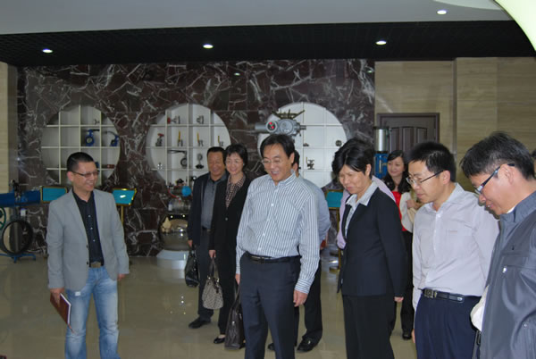 滬工黨支部書記、董事長楊猛向沙部長介紹公司取得的榮譽證書與獎牌