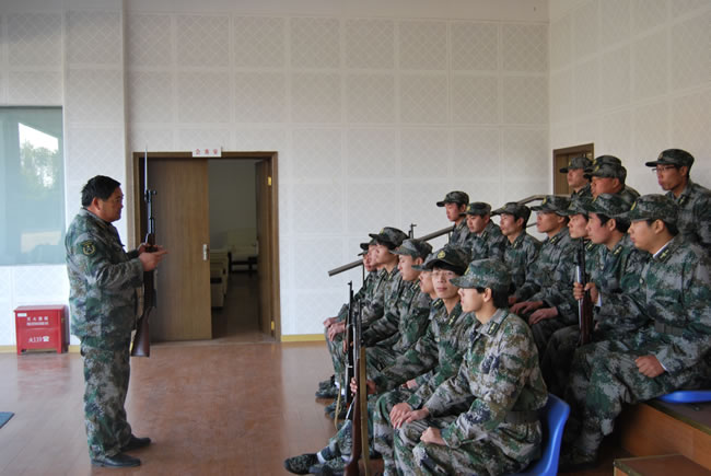 在訓練基地里開展訓練圖(6)