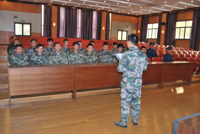 在訓練基地里開展訓練圖(1)