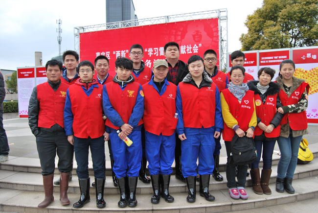 公司志愿者在會場合影