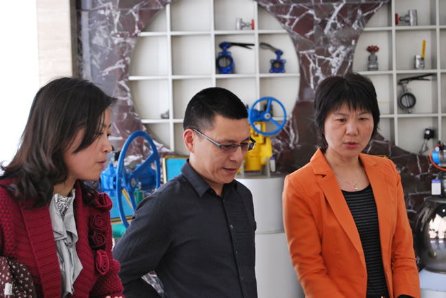 嘉定區社會工作黨委領導參觀我司榮譽展廳