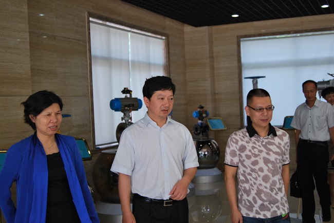 嘉定區(qū)組織部副部長(zhǎng)陳杰在滬工閥門(mén)視察工作(圖1)