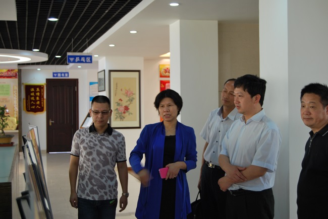 嘉定區(qū)組織部副部長(zhǎng)陳杰在滬工閥門(mén)視察工作(圖2)