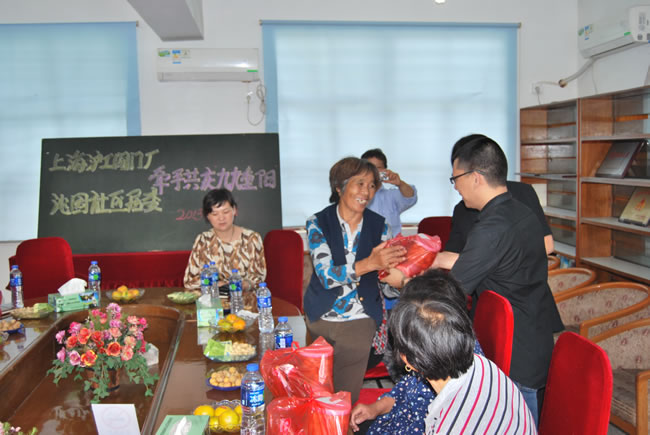 楊猛向居委會老人分發節日慰問品