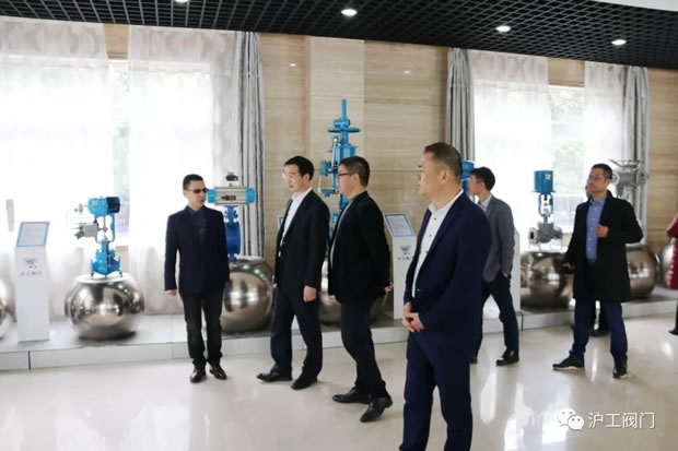 浙江省永嘉縣黨政考察團考察上海滬工閥門廠(圖3)