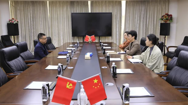 華亭鎮(zhèn)黨委書(shū)記何蓉走訪上海滬工閥門(mén)廠(圖1)